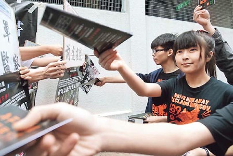 愛港力昨於佔中商討日北角會場外高呼「守護孩子」,他們認為學民思潮成員是被利用。學民思潮召集人黃之鋒(右二)等把公民提名宣傳單張交給愛港力支持者,雙方一度對峙。(郭慶輝攝) 愛港力昨於佔中商討日北角會場外高呼「守護孩子」,他們認為學民思潮成員是被利用。學民思潮召集人黃之鋒(右二)等把公民提名宣傳單張交給愛港力支持者,雙方一度對峙。(郭慶輝攝)
