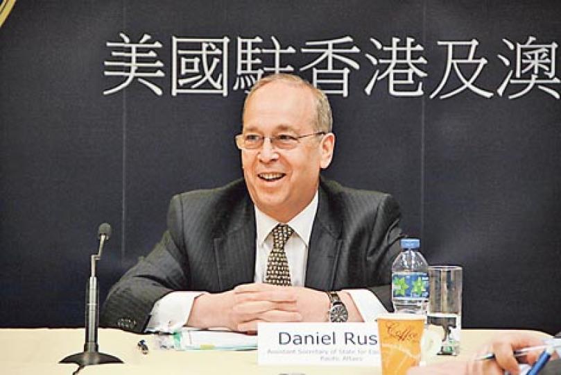 美國國務院東亞及亞太事務助理國務卿Daniel Russel周一抵港訪問,昨日接受傳媒訪問時說,普選問題應由香港市民、香港政府及中央政府共同解決,又兩次重申美方與本港的「佔領中環」行動及組織並無關聯。(錢瑋琪攝) 美國國務院東亞及亞太事務助理國務卿Daniel Russel周一抵港訪問,昨日接受傳媒訪問時說,普選問題應由香港市民、香港政府及中央政府共同解決,又兩次重申美方與本港的「佔領中環」行動及組織並無關聯。(錢瑋琪攝)