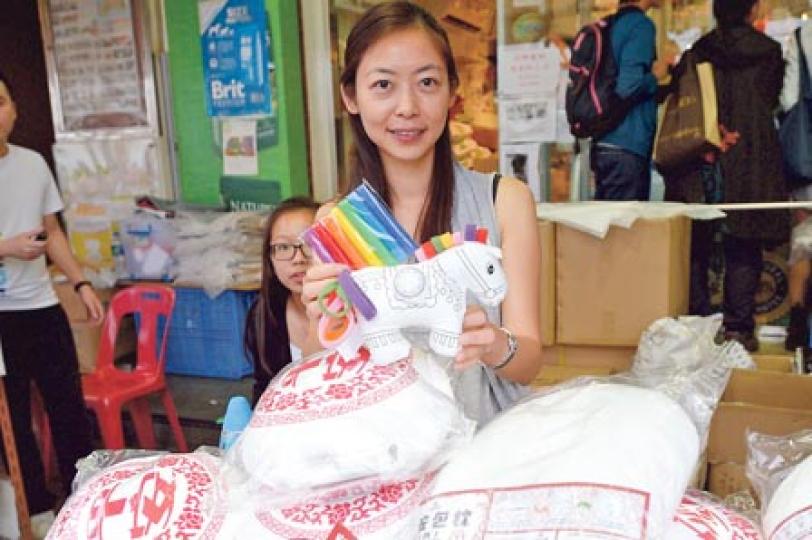 八對半堂負責人鄺鳳茵(前)表示,該店以往的產品只適合成年人,為開拓小童客源,今年決定推出可塗上顏料的馬形公仔,其背上有兩個平安包,寓意「馬上平安」。 (葉家豪攝) 八對半堂負責人鄺鳳茵(前)表示,該店以往的產品只適合成年人,為開拓小童客源,今年決定推出可塗上顏料的馬形公仔,其背上有兩個平安包,寓意「馬上平安」。 (葉家豪攝)