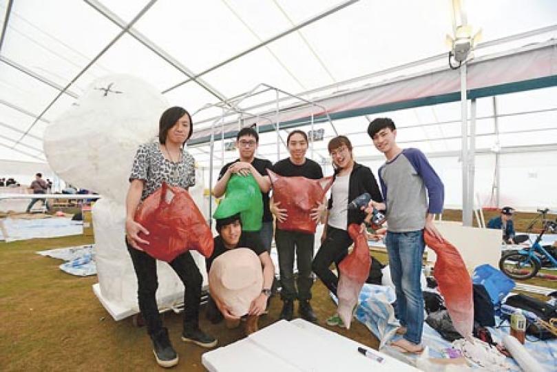 由80及90後組成的參賽隊伍今次製作滿蝸牛形狀的「蝸居皇殿」飛行器,寓意樓價「貴到飛起」,屆時一名隊員扮演豬(左二),寓意渴望置業市民,他會坐在「蝸居」飛行器飛天,旁邊則有寓意地產經紀的孤狸(左一)及鱷魚(左三)。(黃志東攝)從事市場營銷行業的隊伍製作「look假牀」飛行器,因很多人小時候把碌架牀幻想成是飛船等工具,他們設計的碌架牀周日會化身「飛機」,「上格牀」會在維港一飛冲天。(黃志東攝) 由80及90後組成的參賽隊伍今次製作滿蝸牛形狀的「蝸居皇殿」飛行器,寓意樓價「貴到飛起」,屆時一名隊員扮演豬(左二),寓意渴望置業市民,他會坐在「蝸居」飛行器飛天,旁邊則有寓意地產經紀的孤狸(左一)及鱷魚(左三)。(黃志東攝)從事市場營銷行業的隊伍製作「look假牀」飛行器,因很多人小時候把碌架牀幻想成是飛船等工具,他們設計的碌架牀周日會化身「飛機」,「上格牀」會在維港一飛冲天。(黃志東攝)