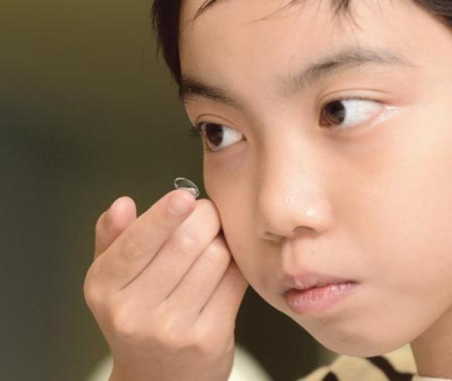 11歲的鄺同學7歲時有50至100度近視,惟至8歲時雙眼近視增加200度,左眼達275度,右眼達300度,決定戴角膜矯形鏡片,至今3年,只有其中一隻眼的近視加深25度,另一隻眼則度數不變。(陳淑安攝) 11歲的鄺同學7歲時有50至100度近視,惟至8歲時雙眼近視增加200度,左眼達275度,右眼達300度,決定戴角膜矯形鏡片,至今3年,只有其中一隻眼的近視加深25度,另一隻眼則度數不變。(陳淑安攝)