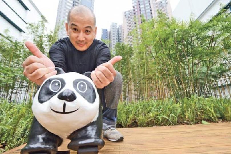 去年籌辦黃色巨鴨訪港的策展團隊AllRightsReserved創作總監林樹鑫(圖),今年6月再辦1600隻紙熊貓「快閃」巡迴香港逾10個地標展出,勢掀起拍照熱潮,終點為中環元創方,除了過千隻在地下中庭,有近百隻會躲藏在4樓空中花園的竹林中。(黃志東攝)有別於過去在海外展出的紙糊熊貓只有闊30厘米的「大碼」,今次在港展出的會新增闊25厘米的「中碼」和18厘米的「細碼」,並有不同姿勢,圖中為細碼紙糊熊貓。(黃志東攝)(明報製圖) 去年籌辦黃色巨鴨訪港的策展團隊AllRightsReserved創作總監林樹鑫(圖),今年6月再辦1600隻紙熊貓「快閃」巡迴香港逾10個地標展出,勢掀起拍照熱潮,終點為中環元創方,除了過千隻在地下中庭,有近百隻會躲藏在4樓空中花園的竹林中。(黃志東攝)有別於過去在海外展出的紙糊熊貓只有闊30厘米的「大碼」,今次在港展出的會新增闊25厘米的「中碼」和18厘米的「細碼」,並有不同姿勢,圖中為細碼紙糊熊貓。(黃志東攝)(明報製圖)