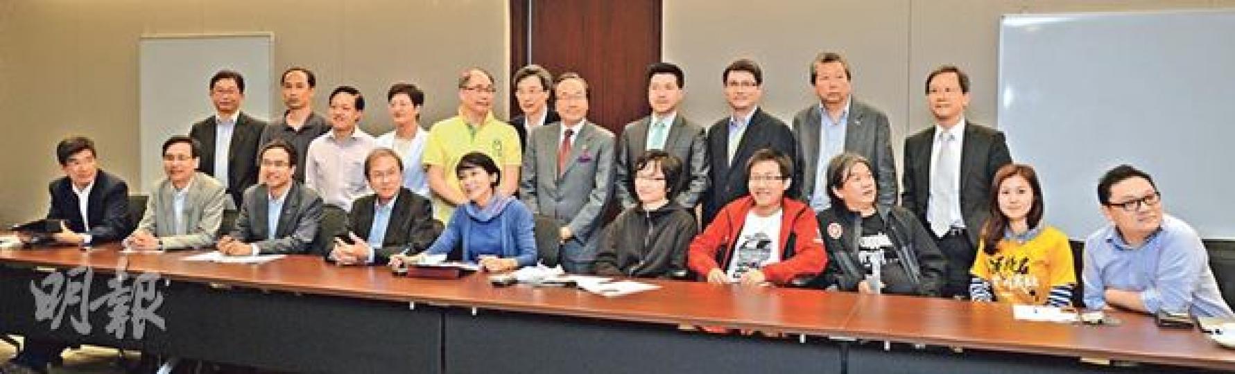 真普聯各成員前日在佔中投票中取態各有不同,昨晚召開例會共21人出席,人數罕有地多。真普聯召集人鄭宇碩(前排左四)笑言開會人數多「未必是好事」,但強調真普聯「以後仍可開會」。民主黨、公民黨於會上對人民力量及社民連前日在佔中投票中未有支持「三軌方案」不滿,人力堅持投票取態僅是「策略」。(盧翊銘攝) 真普聯各成員前日在佔中投票中取態各有不同,昨晚召開例會共21人出席,人數罕有地多。真普聯召集人鄭宇碩(前排左四)笑言開會人數多「未必是好事」,但強調真普聯「以後仍可開會」。民主黨、公民黨於會上對人民力量及社民連前日在佔中投票中未有支持「三軌方案」不滿,人力堅持投票取態僅是「策略」。(盧翊銘攝)