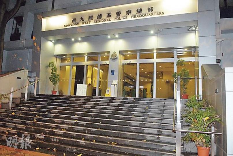 警方聯同廉署搗破警隊內部外圍賭博集團，拘捕數名涉嫌知法犯法收受同袍波、馬外圍投注的探員；消息傳出後，大批傳媒趕到西九龍警察總部外採訪。（伍浦鋒攝）