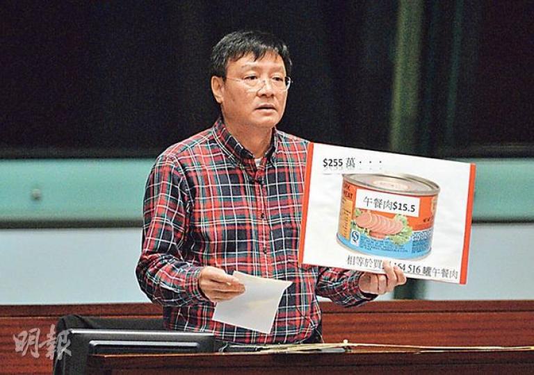王國興繼續帶反拉布宣傳品出席立法會，話拉布浪費公帑，再講金額夠買好多午餐肉。（盧翊銘攝）