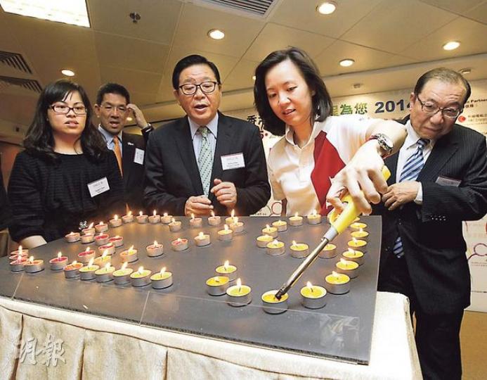 總商會總裁袁莎妮(右二)、立法會議員林健鋒(右三)噚日喺記者會上,燃點用56支蠟燭砌成嘅 「529」字樣,慶祝廠商會喺5月29日創立153周年。(李紹昌攝) 總商會總裁袁莎妮(右二)、立法會議員林健鋒(右三)噚日喺記者會上,燃點用56支蠟燭砌成嘅 「529」字樣,慶祝廠商會喺5月29日創立153周年。(李紹昌攝)