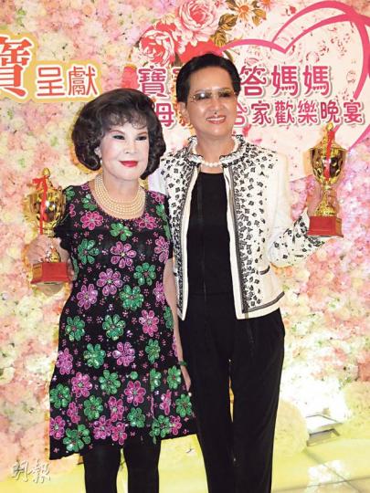 夏蕙姨(左)與祥嫂(右)昨晚出席母親節活動,其間,祥嫂自評是賢妻卻忽略了子女。(攝影/記者:鍾一虹) 夏蕙姨(左)與祥嫂(右)昨晚出席母親節活動,其間,祥嫂自評是賢妻卻忽略了子女。(攝影/記者:鍾一虹)
