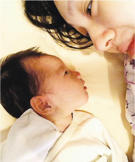 大S與女兒互相對望,十分溫馨。(微博圖片) 大S與女兒互相對望,十分溫馨。(微博圖片)