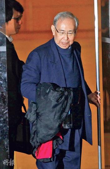 前政務司長許仕仁（圖）昨穿上大褸出入法院，進入法庭時並穿上外黑內紅的棉襖。（李紹昌攝）案件吸引大批本地及外地傳媒採訪，高院門外場面墟冚，被告之一新地聯席主席郭炳江（圖）入庭前兩度「企定定」，面對守候庭外的數十名攝影記者，保鑣則走在前方開路。（李紹昌攝）新地聯席主席郭炳聯（圖）昨下車時，由別人撐傘擋雨，露出趣怪表情。（李紹昌攝）另一被告新地執董陳鉅源（圖）昨神色較緊張，聆訊以外時間不時與律師團談話。（李紹昌攝）港交所前高級副總裁關雄生（圖）以墨鏡示人，在律師陪同下離開法庭。（李紹昌攝）