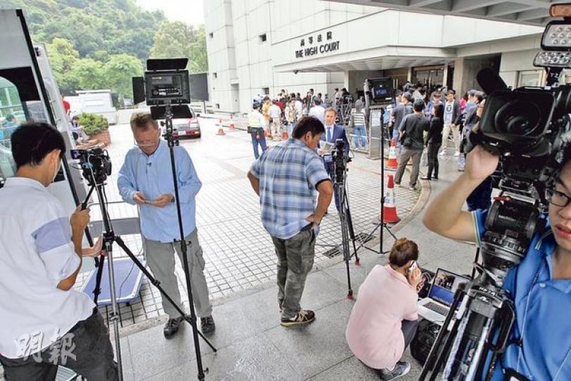 許仕仁涉貪污案牽涉本港大地產商的最高領導層，吸引大批本地及海外傳媒採訪，法庭預留15個傳媒席，名額在開庭前數小時已爆滿。（李紹昌攝）