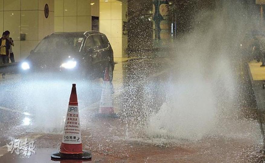 觀塘apm商場地下停車場昨晚暴雨期間，大量雨水未能及時排走，在水渠口倒灌湧出路面，湧起的水柱高於一輛七人車。（鄧宗弘攝）
