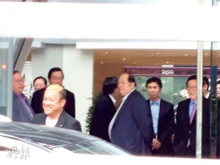 舊年10月因為香港電視事件而辭任演藝人協會會長一職嘅藝人曾志偉（前），噚日現身中聯辦，離開時同經民聯監事會主席林建岳（後排左一）、主席梁君彥（曾志偉後）、副主席林健鋒（後排右一）、議員張華峰（前中）等，前後腳搭車走。但林健鋒否認同曾志偉一齊見張曉明。（陳洛明攝）