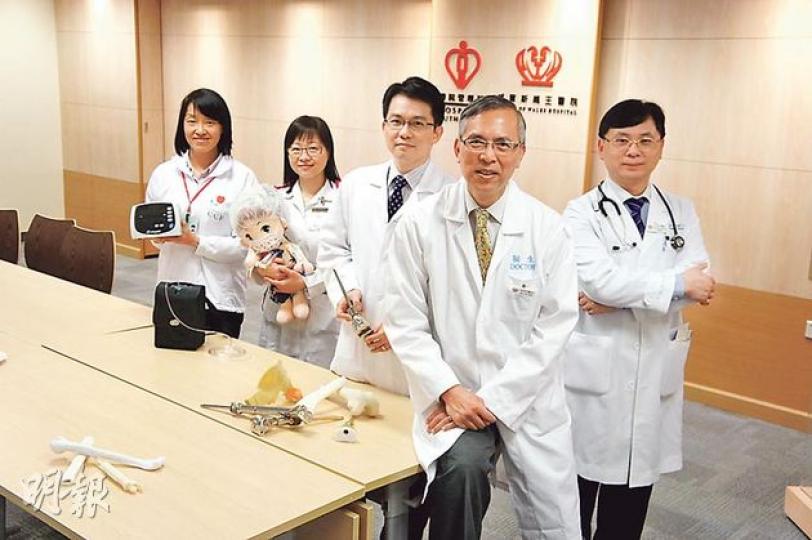 威爾斯醫院兒童癌症中心醫護團隊今年獲頒醫管局傑出團隊獎。左起為威院兒科榮譽護理主任林國嬿、兒科護士張瑞心、創傷及矯形外科副顧問醫生黃國全、兒科部門主管李志光及臨牀腫瘤科顧問醫生甘冠明。(梁杏怡攝) 威爾斯醫院兒童癌症中心醫護團隊今年獲頒醫管局傑出團隊獎。左起為威院兒科榮譽護理主任林國嬿、兒科護士張瑞心、創傷及矯形外科副顧問醫生黃國全、兒科部門主管李志光及臨牀腫瘤科顧問醫生甘冠明。(梁杏怡攝)