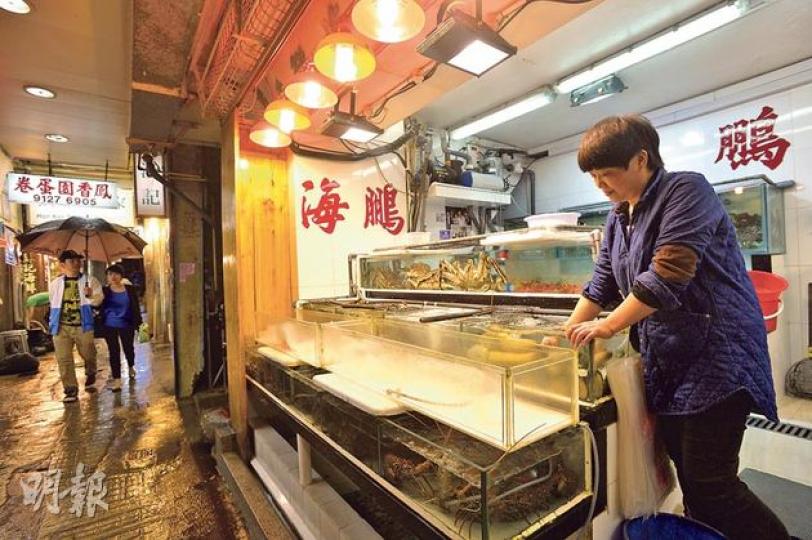 在鯉魚門開業33年的海鮮檔檔主李女士（右）認為當局有責任確保商戶生計不受無理影響，促請當局做好過渡期停車位安排才收地。（鄧宗弘攝）政府去年初決定收回鯉魚門徑停車場（圖），改為私人住宅用地，最遲下月9日收地；鯉魚門商戶憂食客及旅客無處泊車，直接影響生計，下周二（13日）發動全日罷市。圖為昨晚約9時15分，該停車場全數爆滿，食客的車輛需泊至附近市政大廈停車場。（鄧宗弘攝）