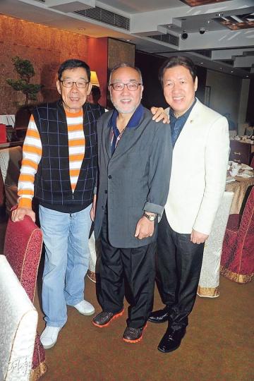 「十一哥」何國材（右起）舉行慈善演唱會，盧海鵬及胡楓兩位好兄弟義務幫手，全力支持。（攝影/記者：陳釗）