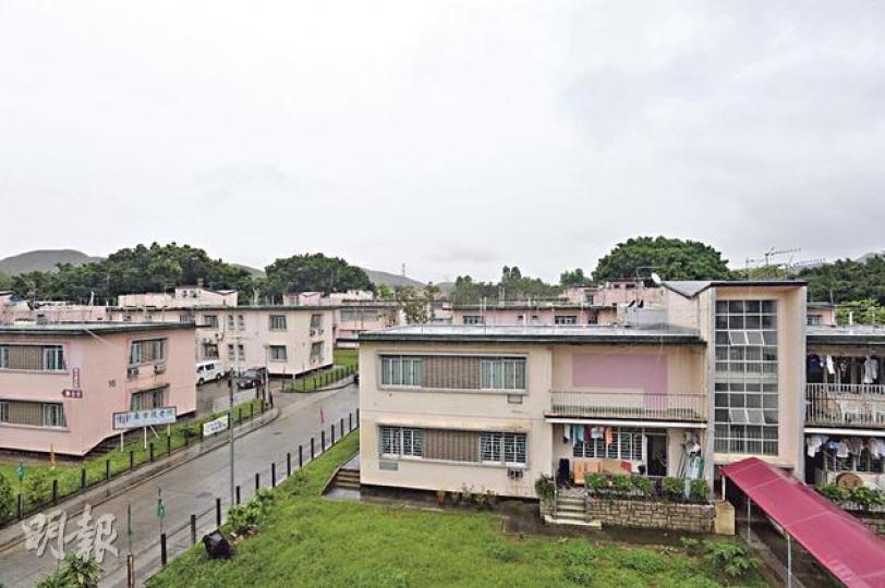 古洞石仔嶺花園長者村為一幢幢兩層建築，環境較一般安老院舍寬敞清幽。政府近日讓步，分階段於2018年先拆6幢院舍，其餘19幢至2023年清拆，部分長者可望原區繼續居住，政府屆時會在同區興建一座可容納千個宿位的合約院舍。（鄧宗弘攝）