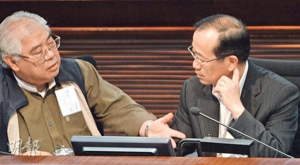 2014年龍獅節先後被審計報告及傳媒揭發帳目混亂，身為活動籌委會召集人的民建聯議員陳鑑林（右）表示，希望在下周一政府帳目委員會「通盤交代」。左為其黨友兼議員黃定光。（劉焌陶攝）