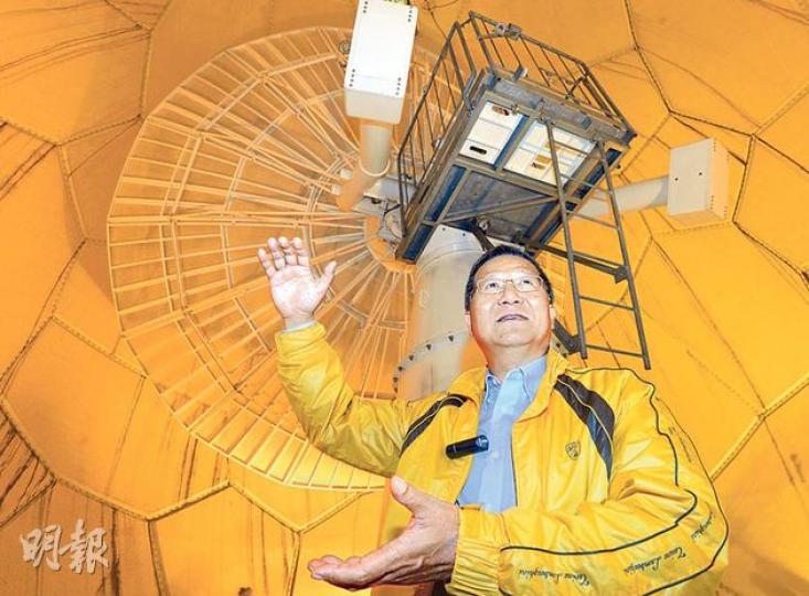 天文台大帽山天氣雷達站內可有一隻「巨鑊」（圖），前助理台長兼港台節目《氣象萬千IV》主持梁榮武（圖）解釋，「巨鑊」可發射微波信號到500公里外的雨雲，天文台以收回來的數據分析雨雲大小及走向等。（劉焌陶攝）1999年落成的大帽山天氣雷達站（圖）外形獨特，不但成為行山客拍照熱點，亦成為熱門網絡小說的取材，被描述成控制香港氣候的機器。（劉焌陶攝）