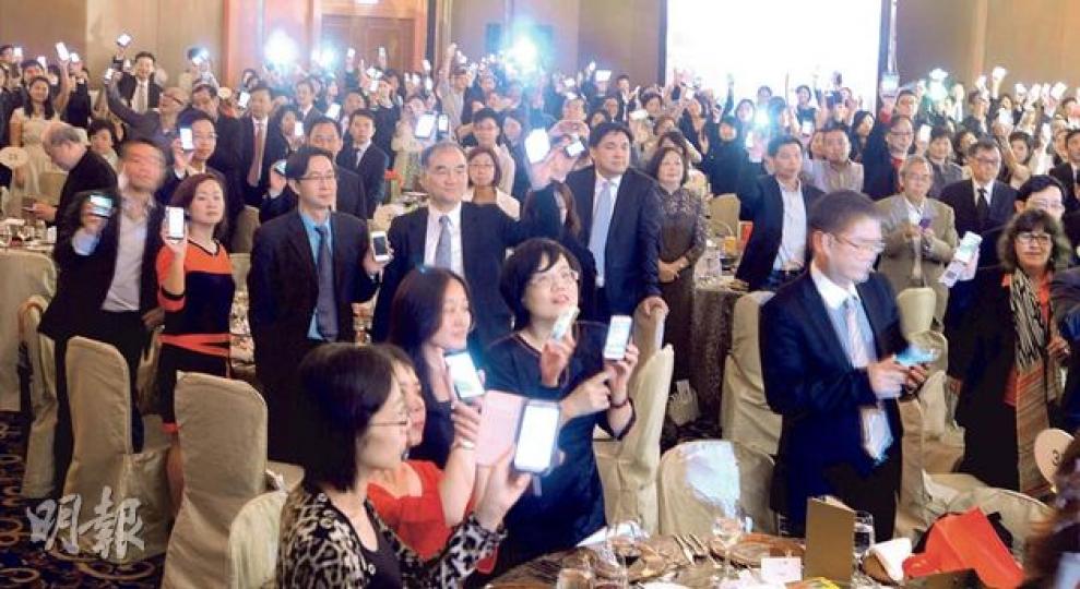 《明報》前總編輯劉進圖留醫院休養，無辦法出席記協晚宴，全場人舉起手機，以亮光為劉進圖送上祝福，出席者包括多個政策局嘅副局長同政治助理。（劉焌陶攝）