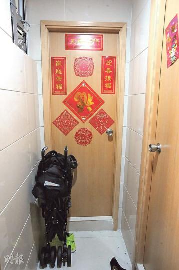 疑心丈夫拈花惹草的新移民婦,與丈夫及女兒住在觀塘一個劏房單位,屋外放置一部嬰兒車,未知是否戶主所有。(曾映妹攝) 疑心丈夫拈花惹草的新移民婦,與丈夫及女兒住在觀塘一個劏房單位,屋外放置一部嬰兒車,未知是否戶主所有。(曾映妹攝)