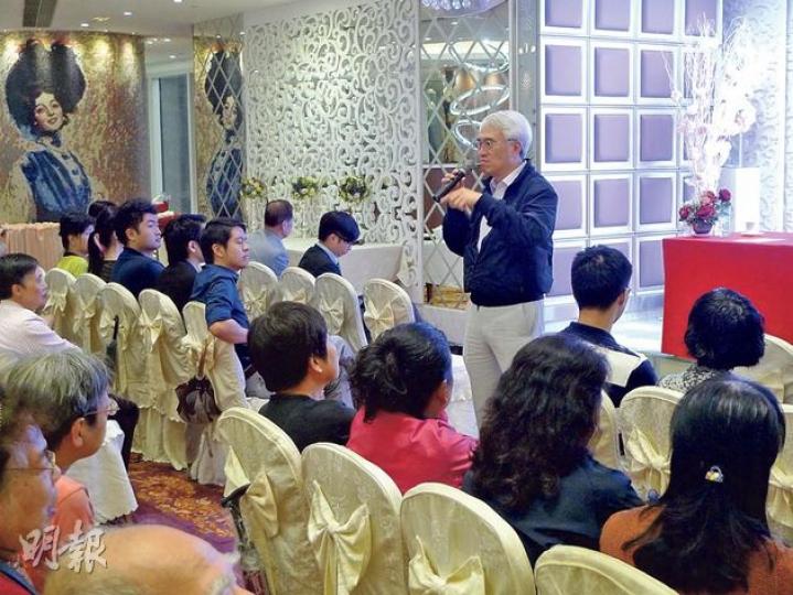 中西區區議會資助的《基本法》與政改座談會,請來周融(站立者)講述反佔中立場。民主黨區議員許智峰(左邊第二排右一)質疑「離題」,與推廣《基本法》不符。(林俊源攝) 中西區區議會資助的《基本法》與政改座談會,請來周融(站立者)講述反佔中立場。民主黨區議員許智峰(左邊第二排右一)質疑「離題」,與推廣《基本法》不符。(林俊源攝)