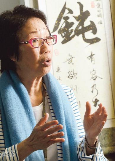 工聯會榮譽會長陳婉嫻接受本報專訪談政改,她的辦公室掛了一幅朋友寫的字「鈍」。陳婉嫻認為,香港社會複雜,希望各方發表意見前「停一停、想一想」,否則可能一拍兩散。(劉焌陶攝) 工聯會榮譽會長陳婉嫻接受本報專訪談政改,她的辦公室掛了一幅朋友寫的字「鈍」。陳婉嫻認為,香港社會複雜,希望各方發表意見前「停一停、想一想」,否則可能一拍兩散。(劉焌陶攝)