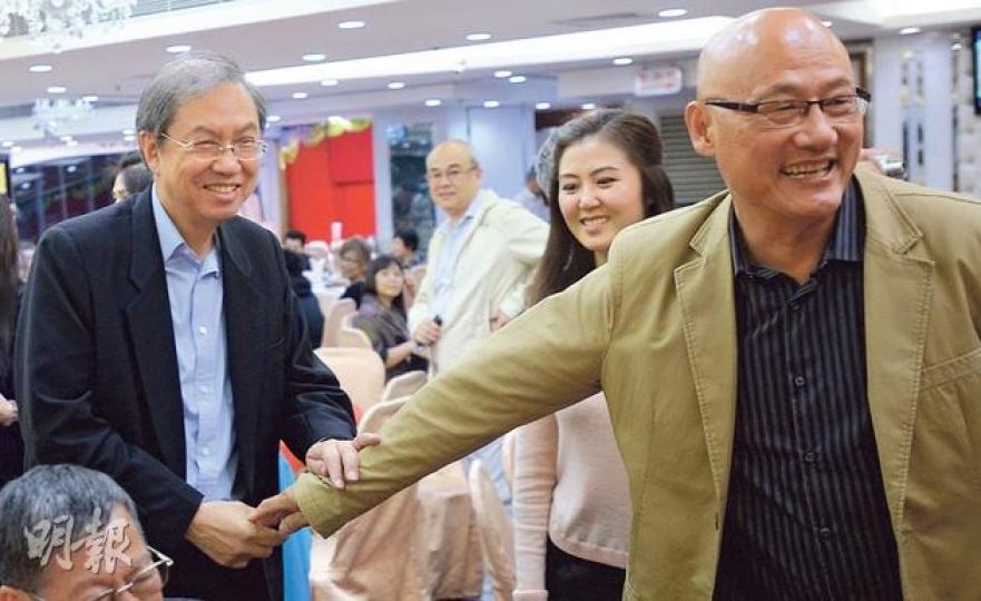 人民力量昨舉行3周年晚宴,真普聯召集人鄭宇碩(左)到賀,與人民力量陳偉業(右)握手。鄭在晚宴上承認,若民主黨退出,會影響真普聯存亡,會盡力說服民主黨以大局為重,不要退出。陳偉業及人民力量主席袁彌明會後舉行記者會,批評民主黨言論,是為轉向支持沒有公民提名的方案鋪路。(葉家豪攝) 人民力量昨舉行3周年晚宴,真普聯召集人鄭宇碩(左)到賀,與人民力量陳偉業(右)握手。鄭在晚宴上承認,若民主黨退出,會影響真普聯存亡,會盡力說服民主黨以大局為重,不要退出。陳偉業及人民力量主席袁彌明會後舉行記者會,批評民主黨言論,是為轉向支持沒有公民提名的方案鋪路。(葉家豪攝)