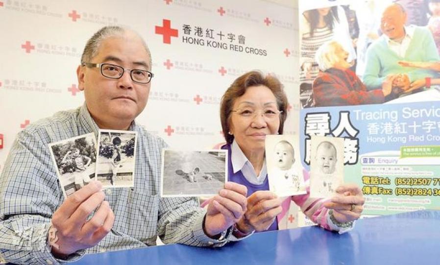 謝宗志(左)22年前獲同為寄養的姊姊謝嬌娣(右)告知,自己親生父母另有其人,今年踏入50歲的他終下定決心找紅十字會協助尋親,現憑所知親生親人的零碎資料,以及手中5張兒時相,盼能找回親父母及兄姊團聚。(陳淑安攝)(明報製圖) 謝宗志(左)22年前獲同為寄養的姊姊謝嬌娣(右)告知,自己親生父母另有其人,今年踏入50歲的他終下定決心找紅十字會協助尋親,現憑所知親生親人的零碎資料,以及手中5張兒時相,盼能找回親父母及兄姊團聚。(陳淑安攝)(明報製圖)