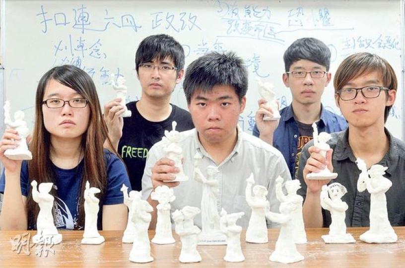 與內地同學不同,香港新一代的「六四」經驗多來自學校課堂及每年的新聞報道,但他們說感到上一代努力傳承真相,自覺有責任承繼學運關心社會的精神。左起:梁麗幗、周永康、陳珏軒、羅冠聰、張秀賢。(余俊亮攝)代號C、A、N的3名內地同學(圖)皆支持平反六四,但認為比起官方的文件公告,更重要是一代代人努力認識六四真相,「不讓理想主義者被忘記」。3人因不欲露面,本報按他們要求為他們打格。(黃志東攝) 與內地同學不同,香港新一代的「六四」經驗多來自學校課堂及每年的新聞報道,但他們說感到上一代努力傳承真相,自覺有責任承繼學運關心社會的精神。左起:梁麗幗、周永康、陳珏軒、羅冠聰、張秀賢。(余俊亮攝)代號C、A、N的3名內地同學(圖)皆支持平反六四,但認為比起官方的文件公告,更重要是一代代人努力認識六四真相,「不讓理想主義者被忘記」。3人因不欲露面,本報按他們要求為他們打格。(黃志東攝)