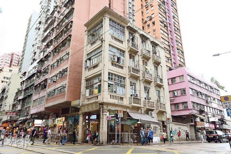 位於德輔道西207號的4層高唐樓,約建於1921年,樓齡已逾90年,周邊住宅、原址的海旁景色已面目全非,但現時仍然保留作住宅之用,屬該區僅餘的私人二級歷史民居。(黃志東攝)興漢道19號的歷史建築被拆卸後,已重建為高士台。(黃志東攝) 位於德輔道西207號的4層高唐樓,約建於1921年,樓齡已逾90年,周邊住宅、原址的海旁景色已面目全非,但現時仍然保留作住宅之用,屬該區僅餘的私人二級歷史民居。(黃志東攝)興漢道19號的歷史建築被拆卸後,已重建為高士台。(黃志東攝)