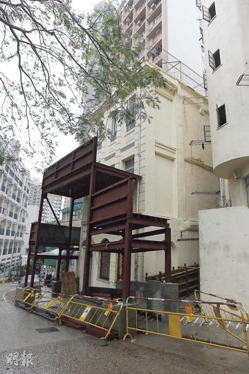 興漢道2號現為擬議二級歷史建築,已達98年歷史,本報發現該住宅正被拆卸,內部建築亦已全被破壞。(李紹昌攝)古宅內的拱形樓梯口。(李紹昌攝)拆缺大宅的工人已經拆去樓內的裝潢。(李紹昌攝)(明報製圖) 興漢道2號現為擬議二級歷史建築,已達98年歷史,本報發現該住宅正被拆卸,內部建築亦已全被破壞。(李紹昌攝)古宅內的拱形樓梯口。(李紹昌攝)拆缺大宅的工人已經拆去樓內的裝潢。(李紹昌攝)(明報製圖)