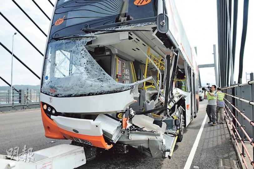 肇事機場巴士左邊車頭嚴重損毁,一半擋風玻璃撞凹,上客車門撞至飛脫。(蔡方山攝) 肇事機場巴士左邊車頭嚴重損毁,一半擋風玻璃撞凹,上客車門撞至飛脫。(蔡方山攝)