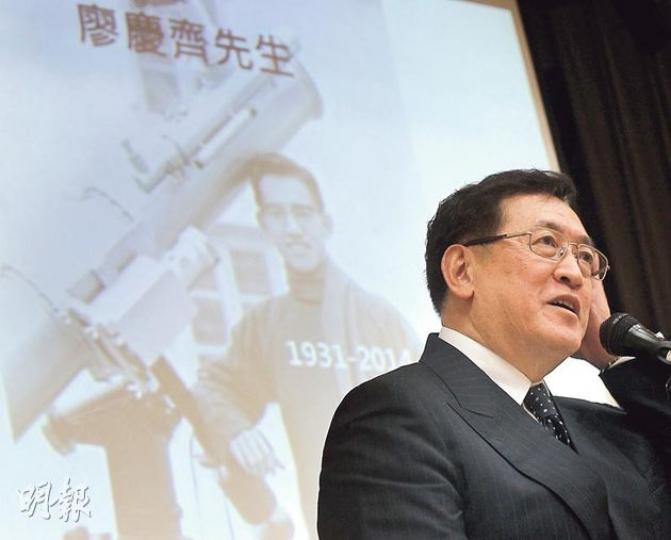 皇仁書院舊生會昨舉辦廖慶齊追思會,平機會主席周一嶽憶述曾在醫院病房偶遇廖慶齊,二人暢談宇宙天文,時任太空館創館總館長、僅54歲的廖透露會提早退休,原因是香港的天空被燈光、厚雲污染,決定到美國加州繼續望天觀星。(李紹昌攝) 皇仁書院舊生會昨舉辦廖慶齊追思會,平機會主席周一嶽憶述曾在醫院病房偶遇廖慶齊,二人暢談宇宙天文,時任太空館創館總館長、僅54歲的廖透露會提早退休,原因是香港的天空被燈光、厚雲污染,決定到美國加州繼續望天觀星。(李紹昌攝)