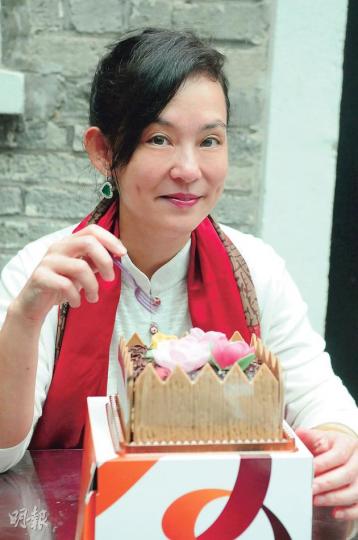 翁靜晶有給她軍訓培育的媽媽,又有愛自由似小鳥的寶貝女兒,人生品嘗鹹、酸、苦、辣、甜後,留下是愛的味道。(攝影:孫華中)劉家良的靈位設置在凌雲寺,翁靜晶上香時總是念念有詞。(攝影:孫華中) 翁靜晶有給她軍訓培育的媽媽,又有愛自由似小鳥的寶貝女兒,人生品嘗鹹、酸、苦、辣、甜後,留下是愛的味道。(攝影:孫華中)劉家良的靈位設置在凌雲寺,翁靜晶上香時總是念念有詞。(攝影:孫華中)