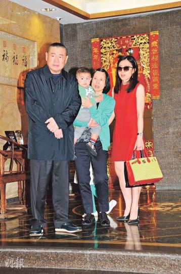 歎完茶後,大劉與甘比及一對子女離開,甘比媽咪則抱着孫仔。(攝影/記者:鍾偉茵) 歎完茶後,大劉與甘比及一對子女離開,甘比媽咪則抱着孫仔。(攝影/記者:鍾偉茵)
