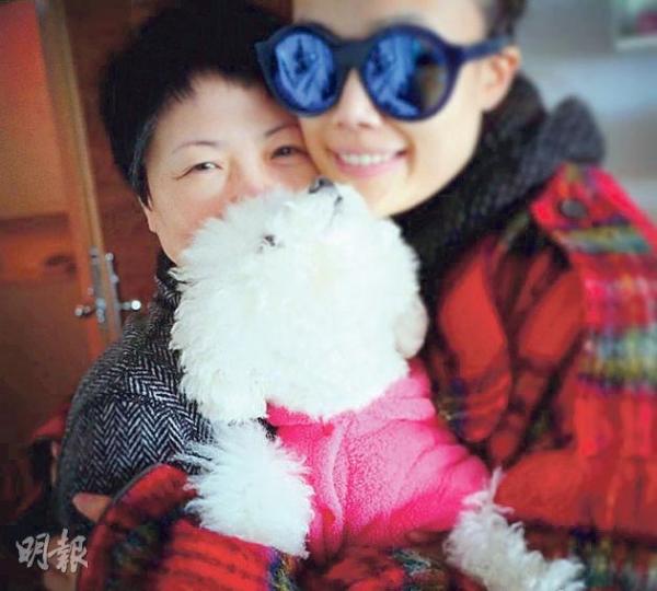 容祖兒與媽咪的樣子似到十足十。(微博圖片)蔡卓妍與Sa媽是出名的餅印母女。(微博圖片)佘詩曼與媽咪一樣潮。(微博圖片)萬綺雯自言很像母親。(微博圖片) 容祖兒與媽咪的樣子似到十足十。(微博圖片)蔡卓妍與Sa媽是出名的餅印母女。(微博圖片)佘詩曼與媽咪一樣潮。(微博圖片)萬綺雯自言很像母親。(微博圖片)