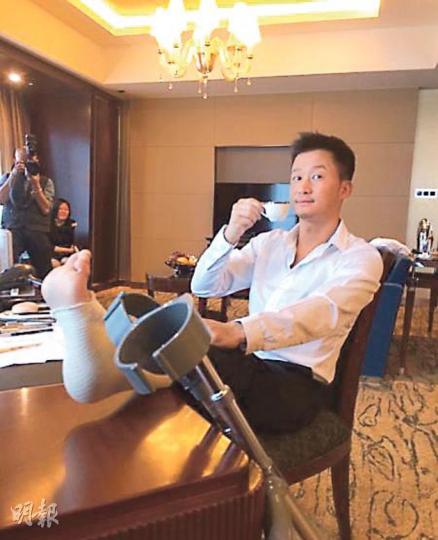 吳京撐着拐杖也要娶老婆。(微博圖片) 吳京撐着拐杖也要娶老婆。(微博圖片)