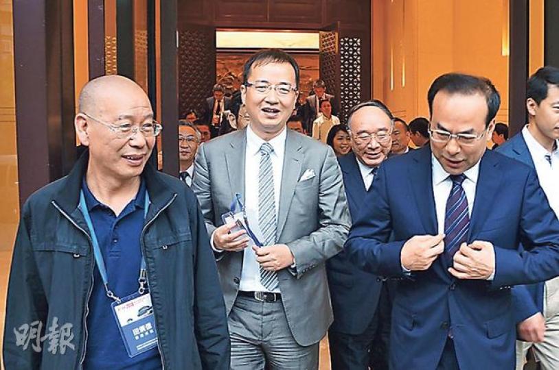 重慶市委書記孫政才(右一)和市長黃奇帆(右二)接見港澳傳媒高層訪問團,左一為《成報》社長田炳信,左二為亞視負責人王征。(明報記者攝) 重慶市委書記孫政才(右一)和市長黃奇帆(右二)接見港澳傳媒高層訪問團,左一為《成報》社長田炳信,左二為亞視負責人王征。(明報記者攝)