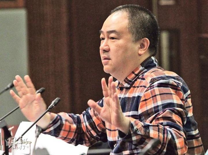 導演高志森昨到帳委會作供,指兩場演出「演期愈近愈無矛盾」,不會影響觀眾人數,早前有劇目在新光演出後,翌日即在屯門演出,兩場均爆滿。(林俊源攝) 導演高志森昨到帳委會作供,指兩場演出「演期愈近愈無矛盾」,不會影響觀眾人數,早前有劇目在新光演出後,翌日即在屯門演出,兩場均爆滿。(林俊源攝)