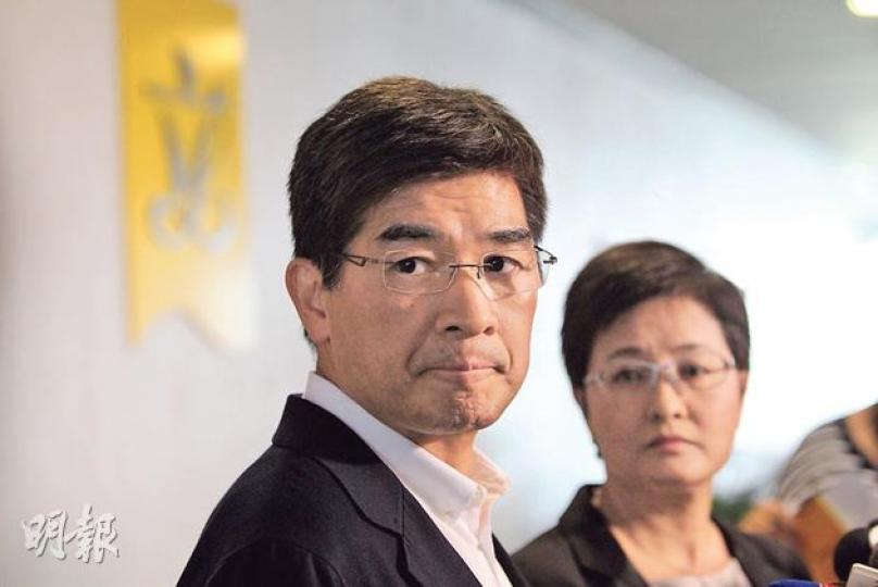 民主黨副主席單仲偕(前)和議員黃碧雲(後)昨宣布,押後本周三與中聯辦主任張曉明會面討論政改,單仲偕否認是憂慮給人「見完中聯辦便退出真普聯」的感覺,指兩者「無關係」。(林俊源攝) 民主黨副主席單仲偕(前)和議員黃碧雲(後)昨宣布,押後本周三與中聯辦主任張曉明會面討論政改,單仲偕否認是憂慮給人「見完中聯辦便退出真普聯」的感覺,指兩者「無關係」。(林俊源攝)