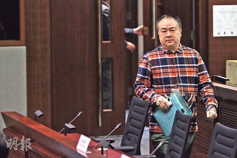 導演高志森噚日喺立法會帳委會就盛事基金回應立法會議員,不時「搶白」準備發問嘅議員。(林俊源攝) 導演高志森噚日喺立法會帳委會就盛事基金回應立法會議員,不時「搶白」準備發問嘅議員。(林俊源攝)