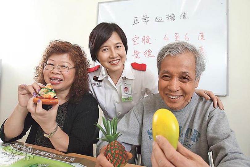 威爾斯親王醫院糖尿科顧問護師黃綺文(中),30年來視病人如朋友,鼓勵他們接受治療,今年獲醫管局頒發傑出員工獎。她表示,芒果、菠蘿等含較多糖,不宜多吃。圖左為其跟進的病友李起英,圖右為另一病友關尚明,兩人現為醫院的「病人領袖」義工,平日會致電其他病友,互相支持。(林俊源攝) 威爾斯親王醫院糖尿科顧問護師黃綺文(中),30年來視病人如朋友,鼓勵他們接受治療,今年獲醫管局頒發傑出員工獎。她表示,芒果、菠蘿等含較多糖,不宜多吃。圖左為其跟進的病友李起英,圖右為另一病友關尚明,兩人現為醫院的「病人領袖」義工,平日會致電其他病友,互相支持。(林俊源攝)