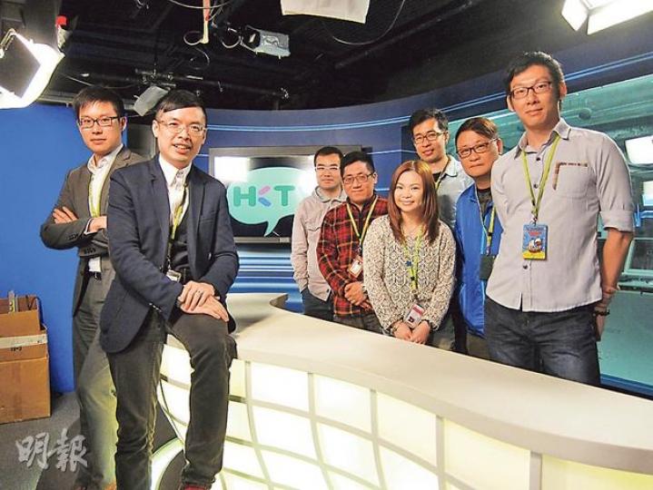 隨着港視開台落空,港視新聞部在上月也宣告解散。由香港寬頻年代轉戰港視的新聞部八子包括總監李志堅(左二)、助理採主譚宇頌(左一),被裁後仍留守至今,製作關於新聞部過去10年的紀錄片,希望可將過往的創新意念展現人前。(錢瑋琪攝) 隨着港視開台落空,港視新聞部在上月也宣告解散。由香港寬頻年代轉戰港視的新聞部八子包括總監李志堅(左二)、助理採主譚宇頌(左一),被裁後仍留守至今,製作關於新聞部過去10年的紀錄片,希望可將過往的創新意念展現人前。(錢瑋琪攝)