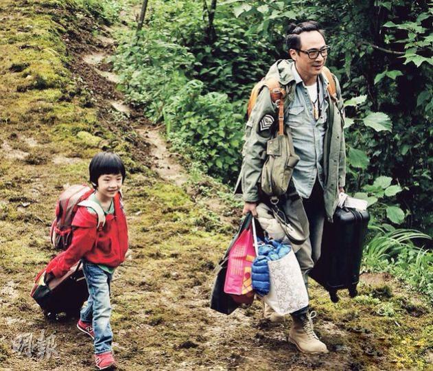 吳鎮宇兒子Feynman以往只限於黑超照片,節目中,終於可以見到他的廬山真面目。(微博圖片)節目首站在重慶山區拍攝,曹格正式展開「湊B」任務。(微博圖片)曹格跟「女朋友」Grace(左)及兒子Joe(右)經常攬頭攬頸,網友更笑Grace貌似女版「蠟筆小新」。(微博圖片)楊威與兒子感情要好。(微博圖片)黃磊細心聆聽囡囡說話。(微博圖片)陸毅帶5歲半的愛女亮相節目。(微博圖片) 吳鎮宇兒子Feynman以往只限於黑超照片,節目中,終於可以見到他的廬山真面目。(微博圖片)節目首站在重慶山區拍攝,曹格正式展開「湊B」任務。(微博圖片)曹格跟「女朋友」Grace(左)及兒子Joe(右)經常攬頭攬頸,網友更笑Grace貌似女版「蠟筆小新」。(微博圖片)楊威與兒子感情要好。(微博圖片)黃磊細心聆聽囡囡說話。(微博圖片)陸毅帶5歲半的愛女亮相節目。(微博圖片)