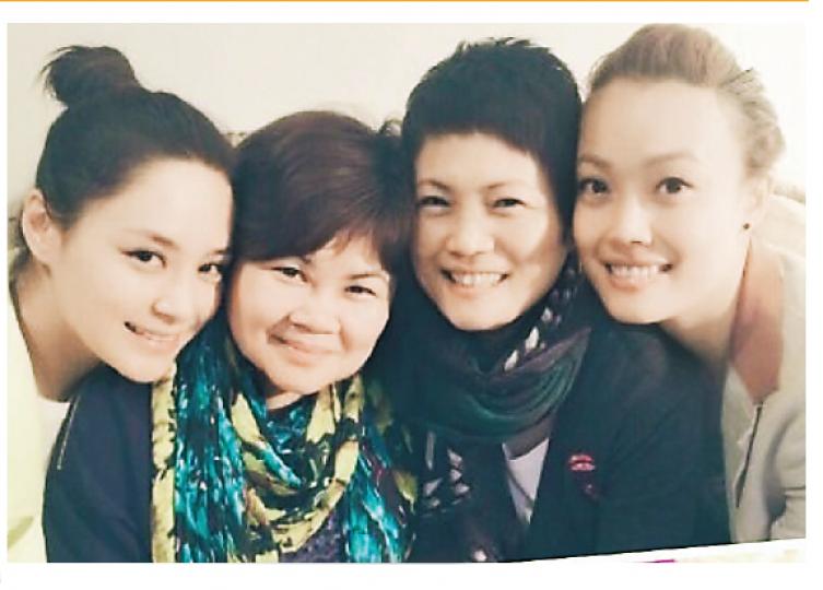 容祖兒跟阿嬌情同姊妹,母親節這個大日子,兩對母女齊齊同賀。(微博圖片)何超盈公開多謝八姑媽(上)、奶媽(中)及親母四太梁安琪(下)。(微博圖片) 容祖兒跟阿嬌情同姊妹,母親節這個大日子,兩對母女齊齊同賀。(微博圖片)何超盈公開多謝八姑媽(上)、奶媽(中)及親母四太梁安琪(下)。(微博圖片)