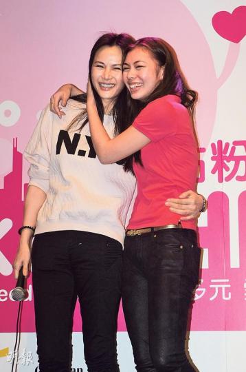 王曼喜感激媽咪馬詩慧支持,母女緊緊相擁勝過千言萬語。(攝影:梁迺楠)黃耀明與何韻詩力邀朋友出席活動,明哥笑指另一半會低調支持。(攝影:梁迺楠)C AllStar將會為同志嘉年華獻唱助興。(攝影:梁迺楠) 王曼喜感激媽咪馬詩慧支持,母女緊緊相擁勝過千言萬語。(攝影:梁迺楠)黃耀明與何韻詩力邀朋友出席活動,明哥笑指另一半會低調支持。(攝影:梁迺楠)C AllStar將會為同志嘉年華獻唱助興。(攝影:梁迺楠)