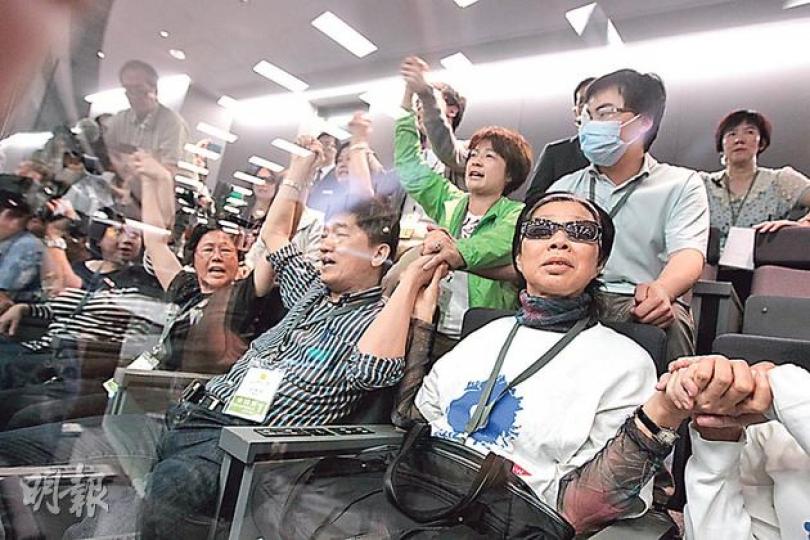 立法會昨日開會審議「一堆一爐」撥款，10多名將軍澳居民到場旁聽，其間有居民不斷喧嘩，批評政府假諮詢，主席盧偉國多番勸喻無效，要求保安將喧嘩的市民「帶離會場」，更觸發閉門開會爭議。（李澤彤攝）西貢區議員方國珊（前排中）及多名將軍澳居民被拒進入會議廳，於門外靜坐抗議，直至會議結束，其間大批保安員守着會議室大門。（李澤彤攝）對於會議一度閉門15分鐘，不准傳媒及公眾進入，立法會工務小組主席盧偉國（中）解釋，根據立法會行管會規定，有權不准因喧鬧而被驅趕的公眾再進入會議室。（李澤彤攝）