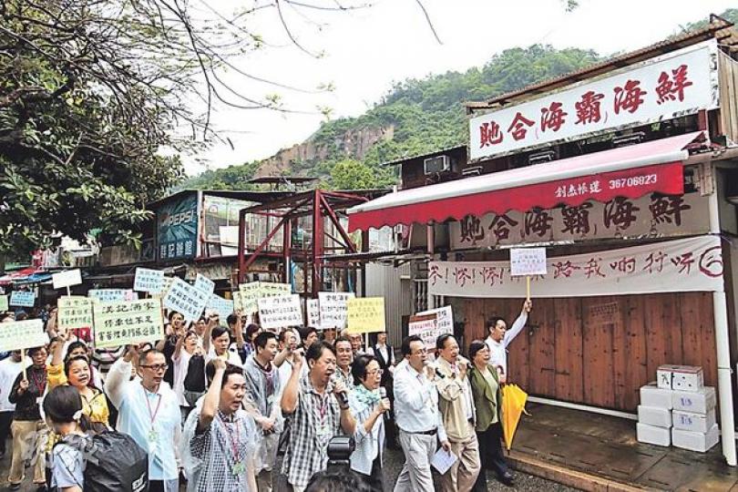 逾60間鯉魚門商戶昨日發動罷市，抗議政府收回鯉魚門徑兩個臨時停車場地皮改劃成私人住宅用地。（郭慶輝攝）