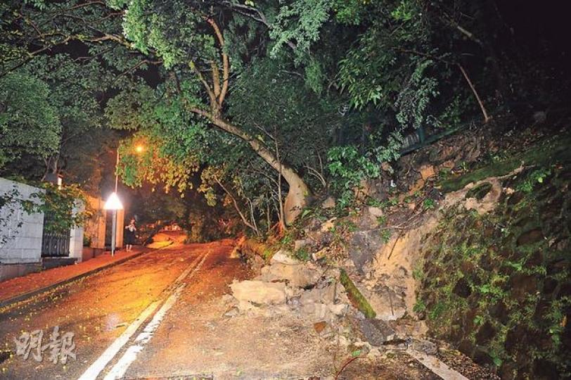 壽山村道12號對開昨凌晨發生塌山泥及塌樹事件，一段約30米車路要全線封閉，至昨傍晚仍未解封。（蔡方山攝）