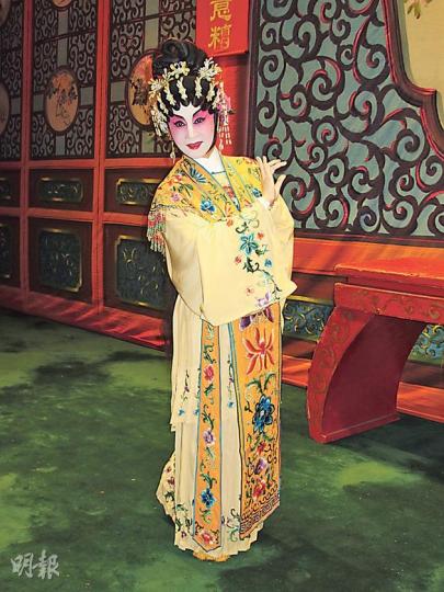 梁安琪穿上戲服及化大戲妝，擺出做手有板有眼。（攝影/記者：李潔盈）（攝影/記者：李潔盈）